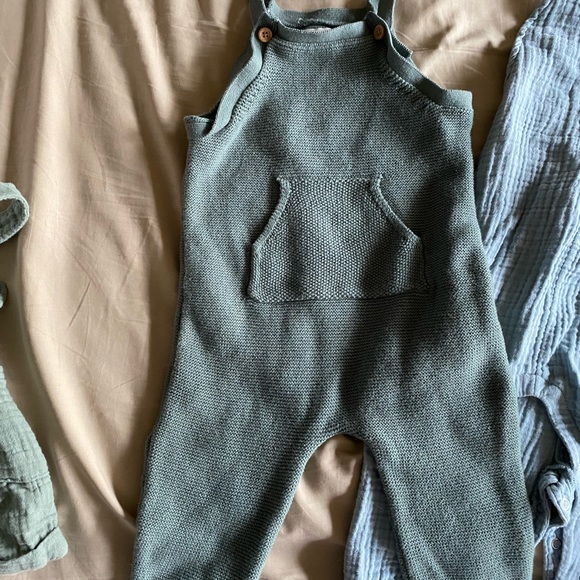 Bundle of Four Organic Onesies 24 months - Picture 3 of 8